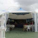 Pi� avanti ecco il gazebo che accoglie i �fedeli�